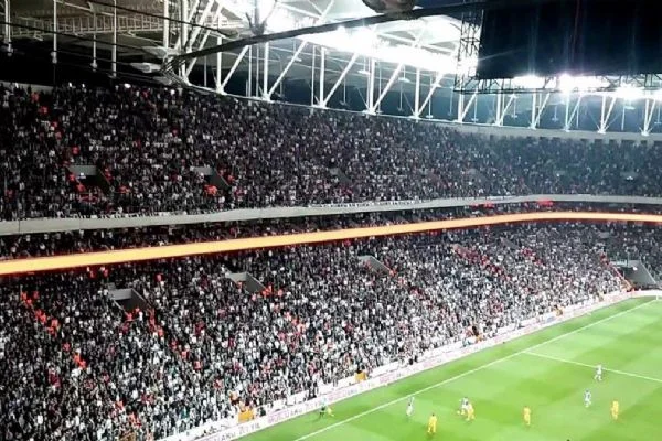 Beşiktaş tribünlerinden galibiyete rağmen protesto!