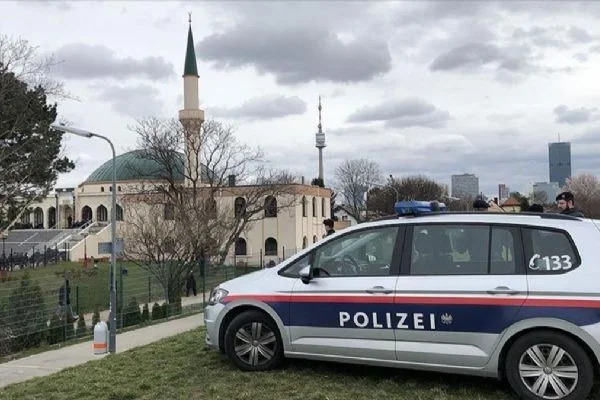 Camiye alçak saldırı! Girişe kesik domuz kafası bıraktılar