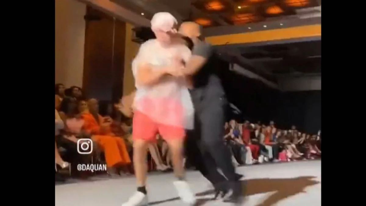 Defile'yi çöp torbasıyla boykot eden adama saldırı