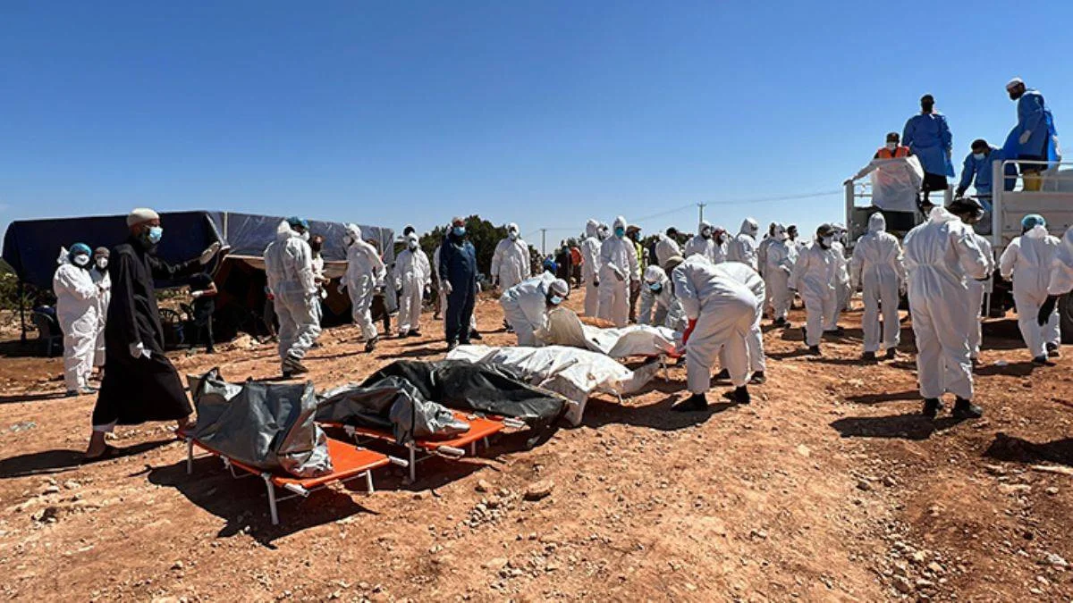 Derne'deki selde ölenler toplu olarak defnediliyor