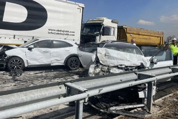 Edirne'de 12 araç birbirine girdi: 2 ölü 35 yaralı