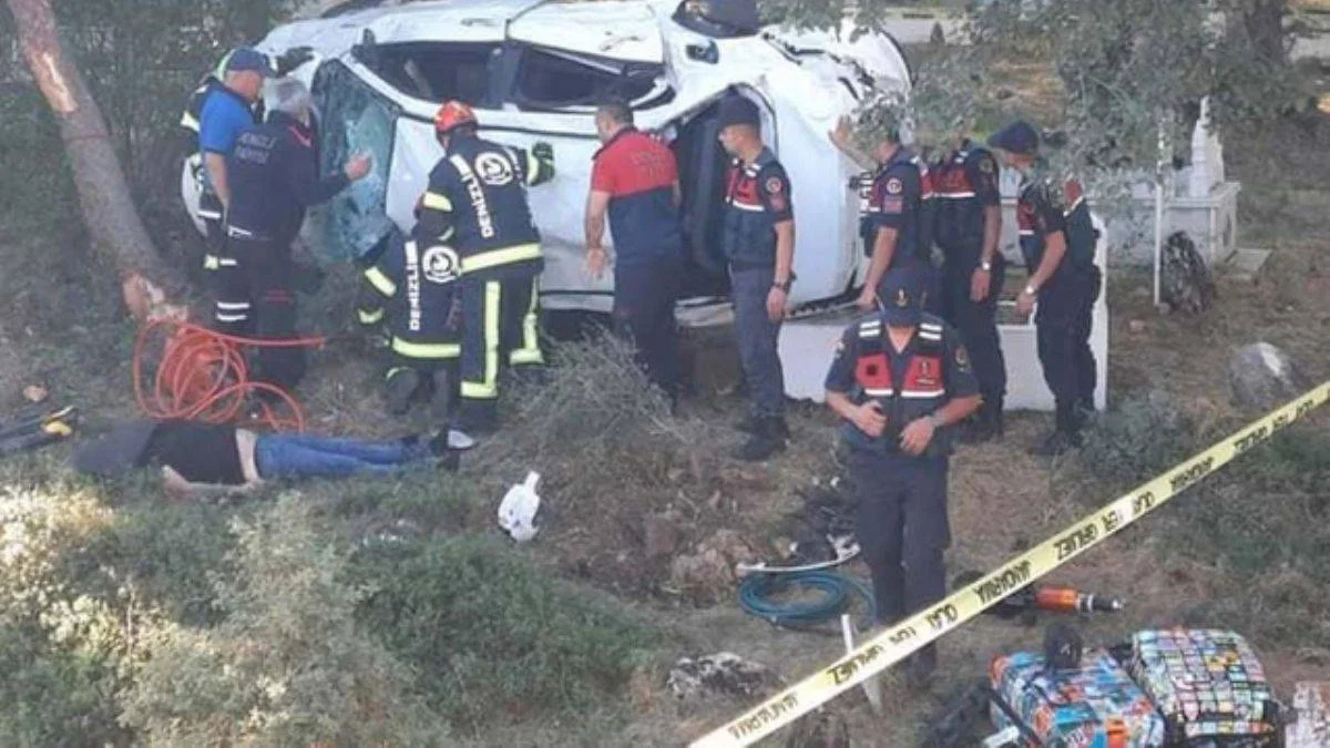 Elektrikli bisiklete çarpan araç mezarlığa yuvarlandı: 3 ölü