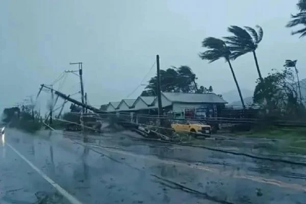 Filipinler'de etkili olan tayfun 514 binden fazla insan etkiledi