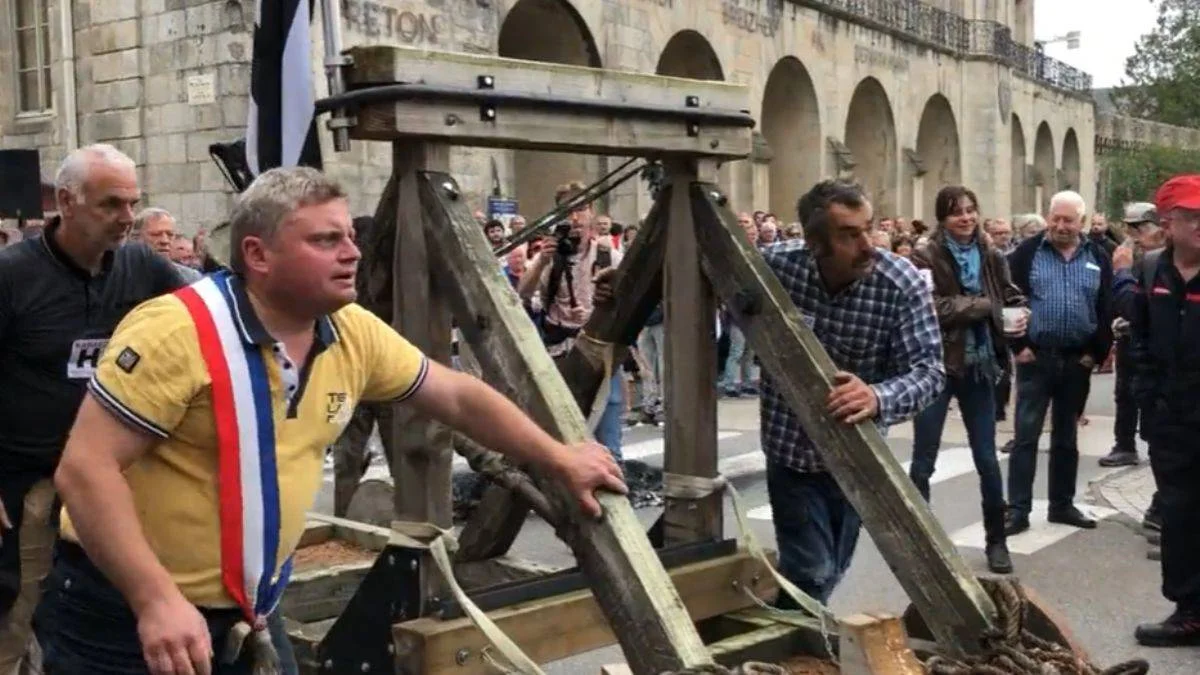 Hastane girişini mancınıkla bastılar