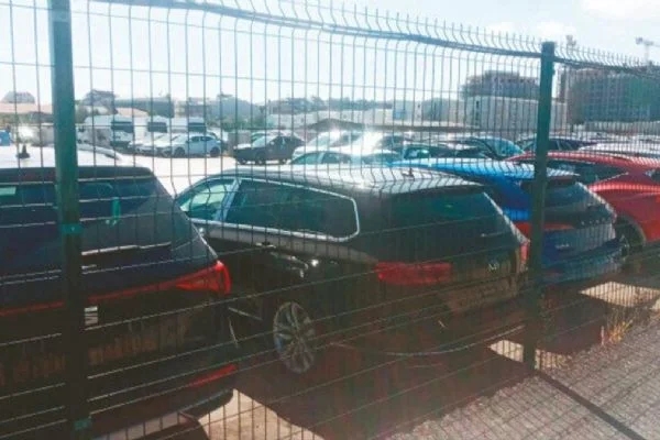 İSPARK mı, oto pazarı mı? Vatandaş park edecek yer bulamıyor