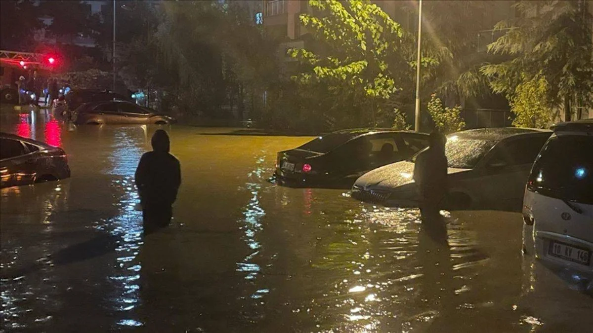 İstanbul'da şiddetli yağış; araçlar sulara gömüldü