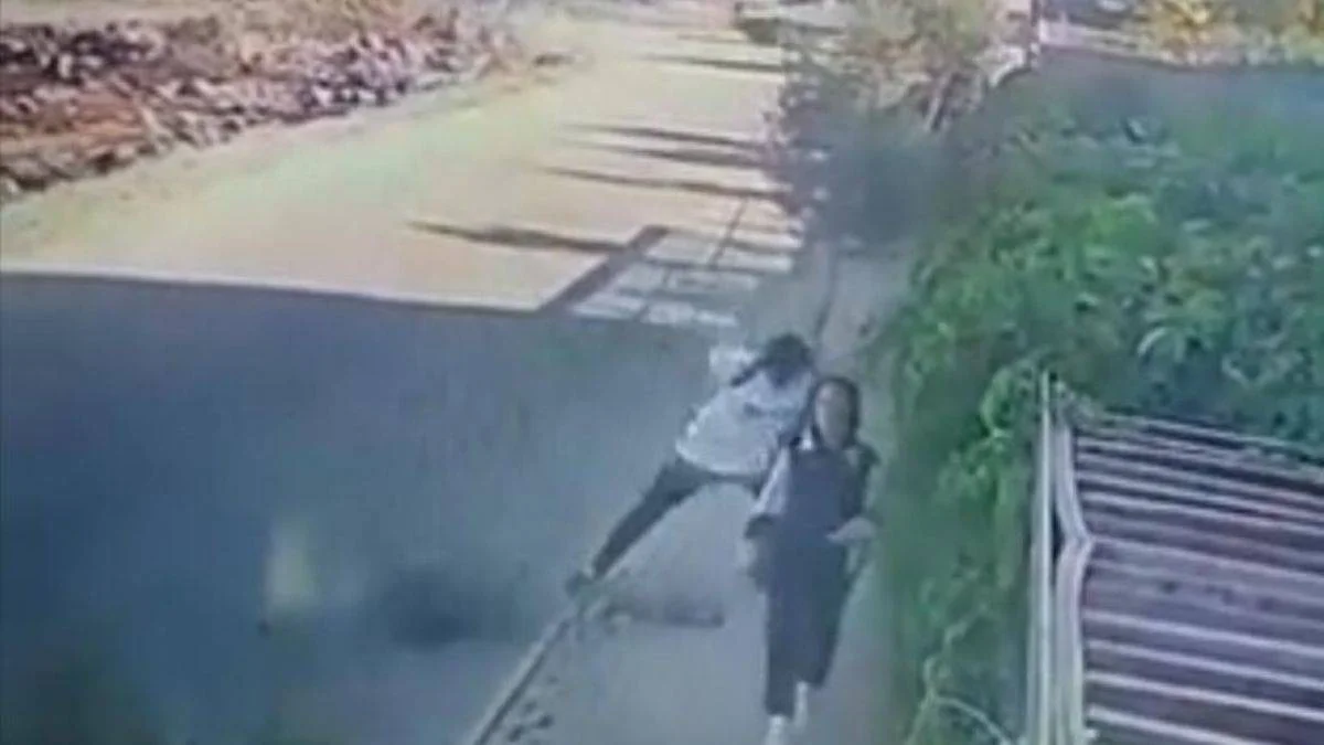 Kaldırımda yürürken önüne çıkan fidanı kırdı