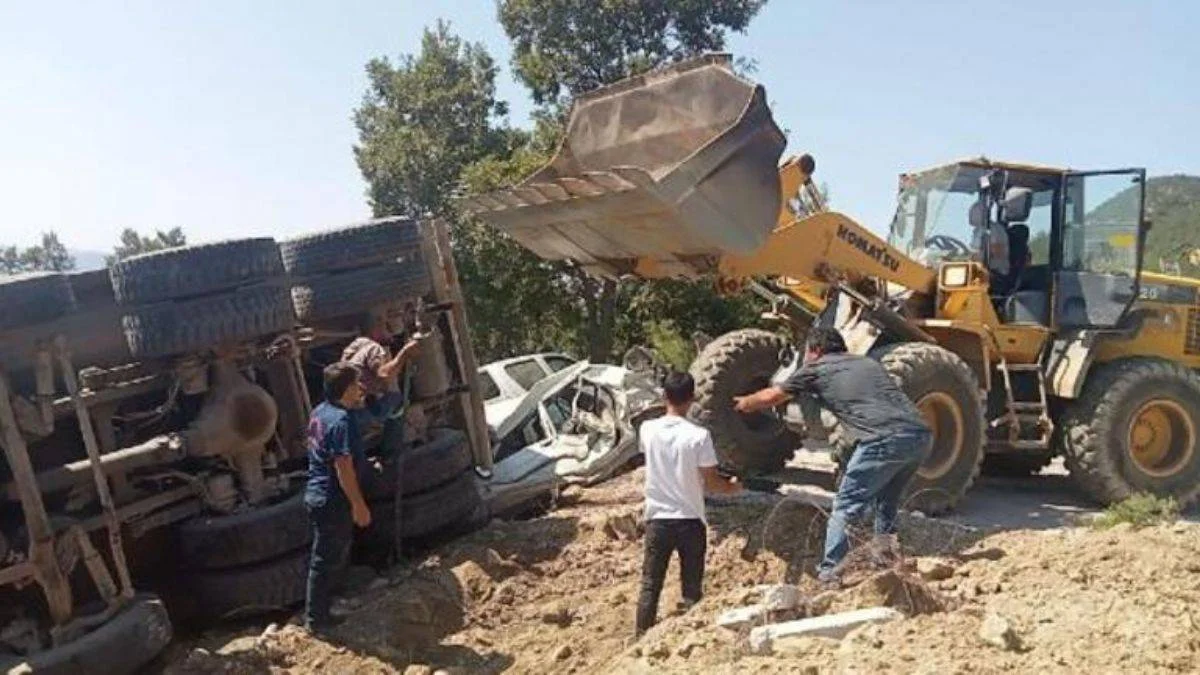 Kamyon, cenaze namazı kılanların arasına daldı: 5 ölü, 25 yaralı
