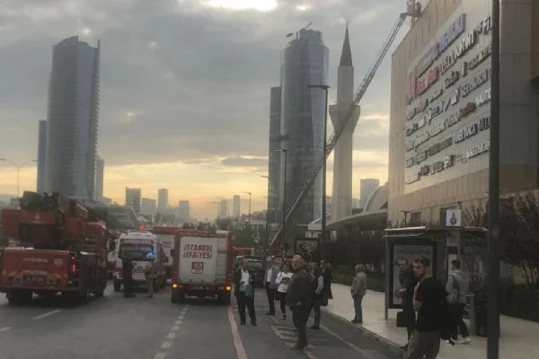 Maltepe'de bir AVM'de yangın çıktı