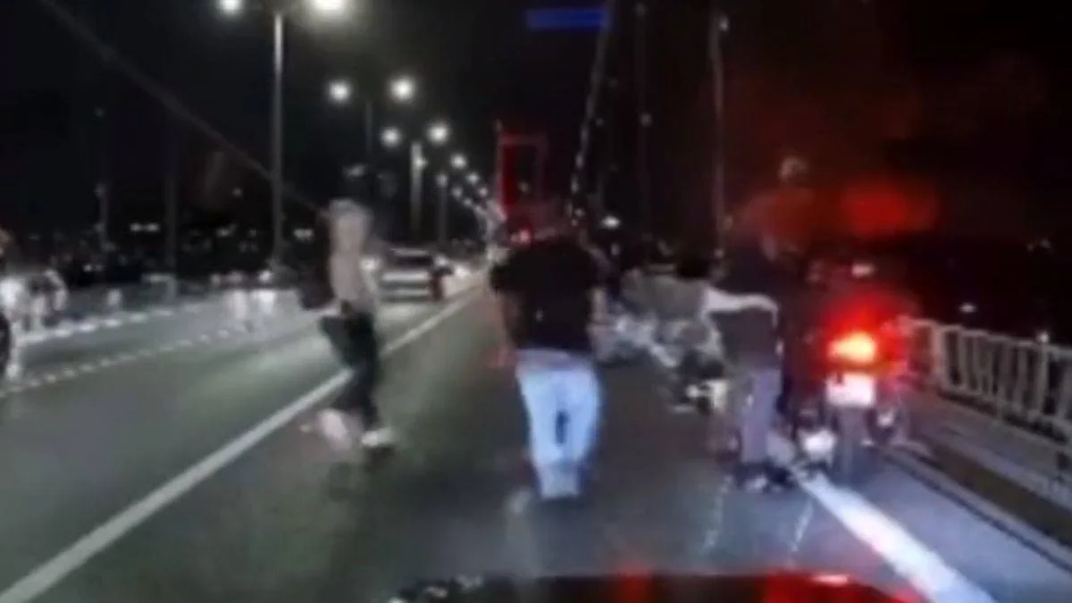 Motosikletli polise otomobil çarptı