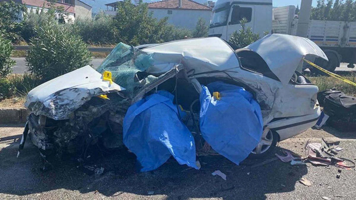 Refüjü aşıp TIR'a çarptı: 2 ölü, 1 yaralı