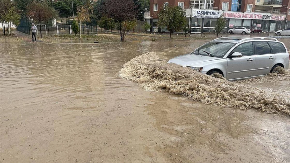 Şiddetli sağanak yağış yolları göle çevirdi