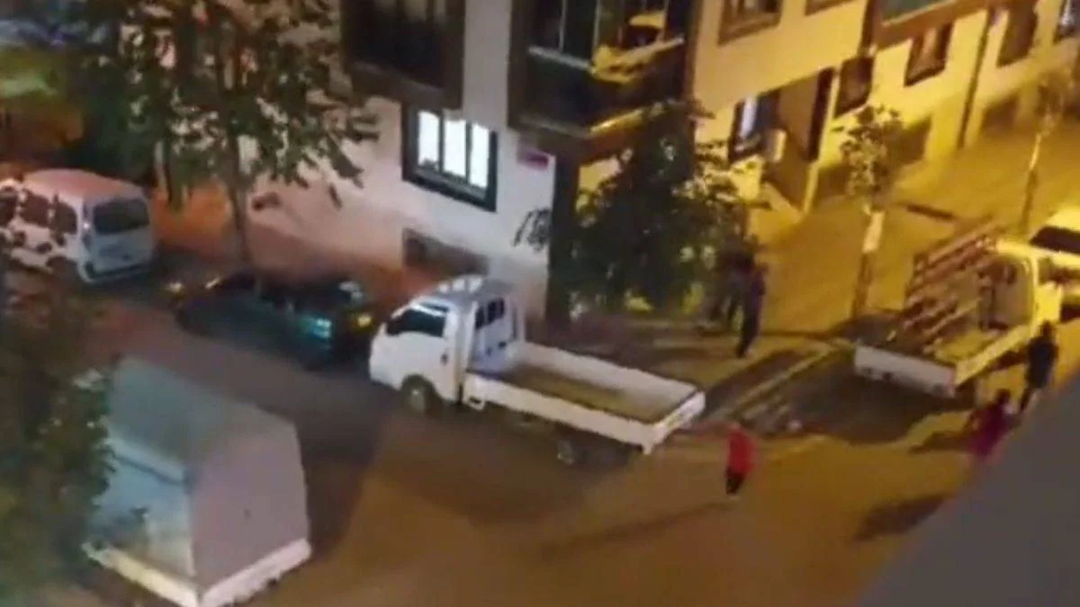 Silahlı kavgada eve kurşun yağdırdı