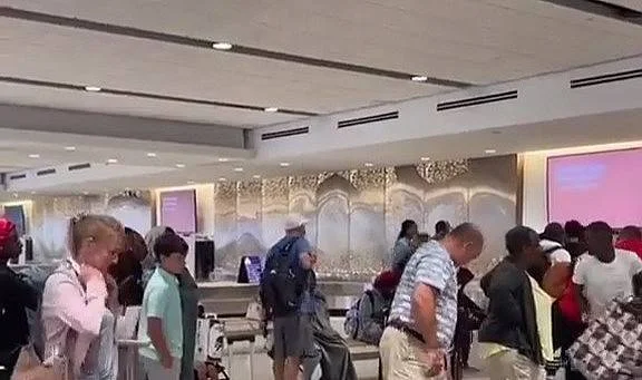 Soğukkanlı kadın herkesin gözü önünde düşen kulaklığı böyle çaldı