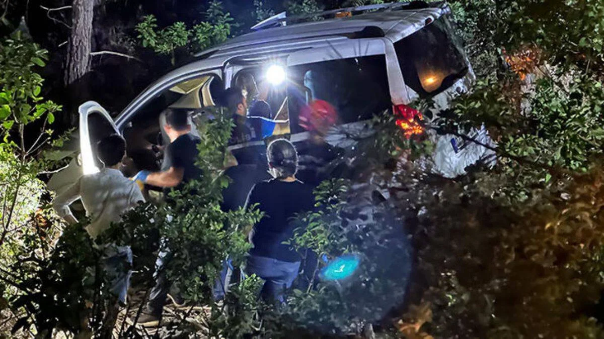 Uçuruma yuvarlanan araçta boğazı kesilmiş ceset bulundu
