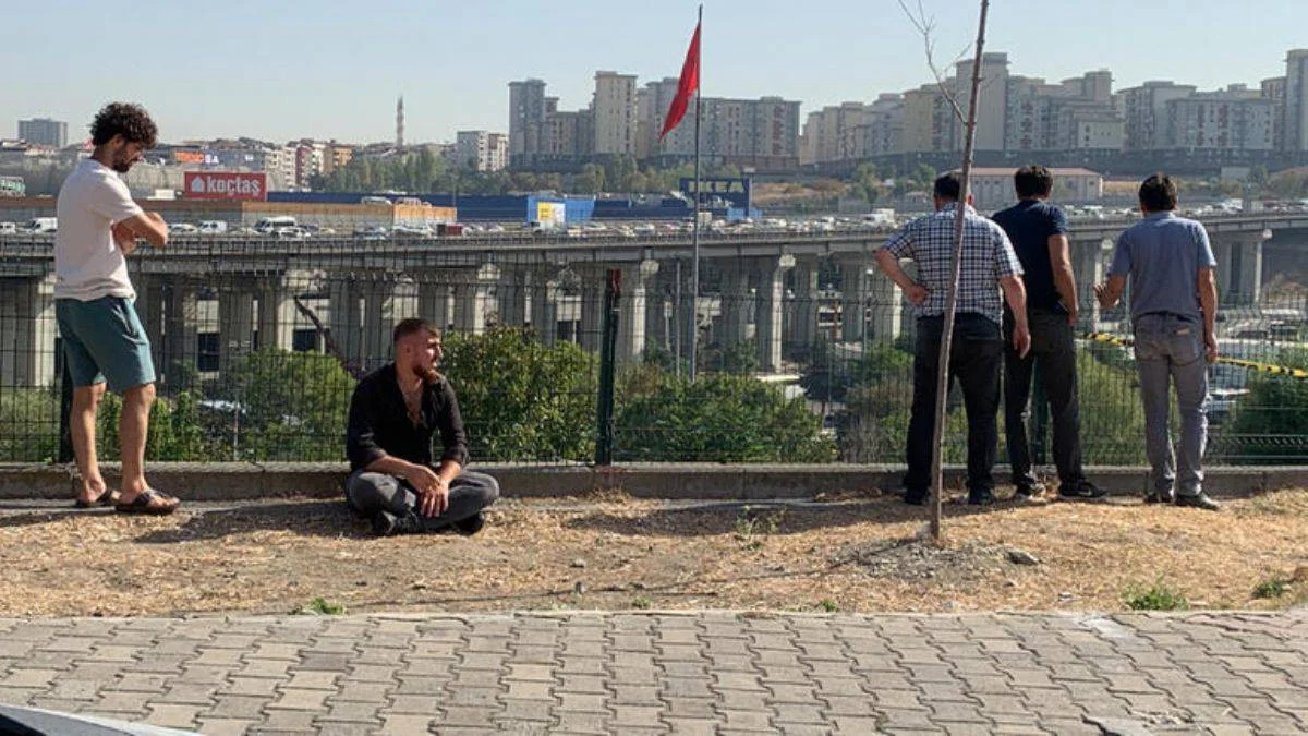 Yaslandığı çitle birlikte aşağı düşüp öldü