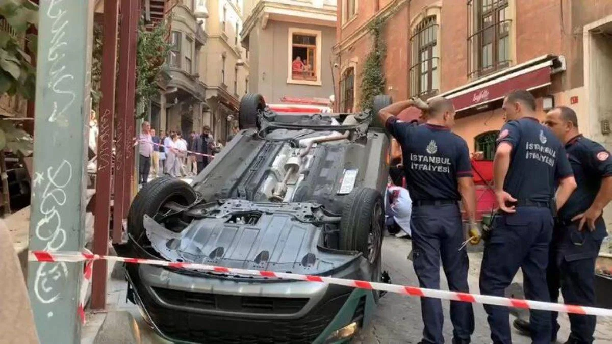 Yol kenarındaki kadına çarpan araç takla attı