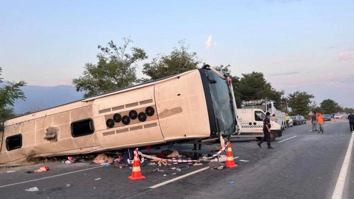 Yolcu otobüsü ile kamyon çarpıştı: 6 ölü, 42 yaralı