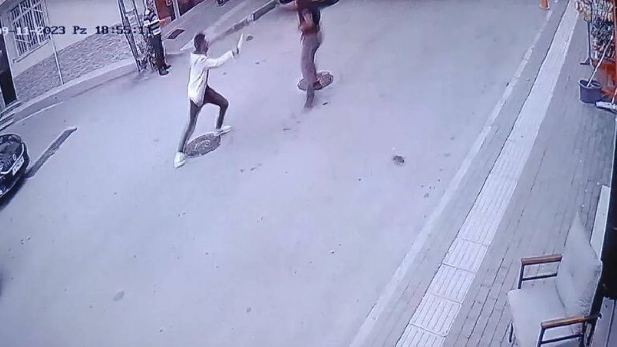 Yolda yürürken tartıştığı kişi tarafından bıçaklandı