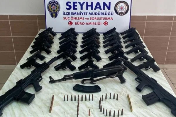 Adana'da operasyon! Onlarca ruhsatsız silah ele geçirildi