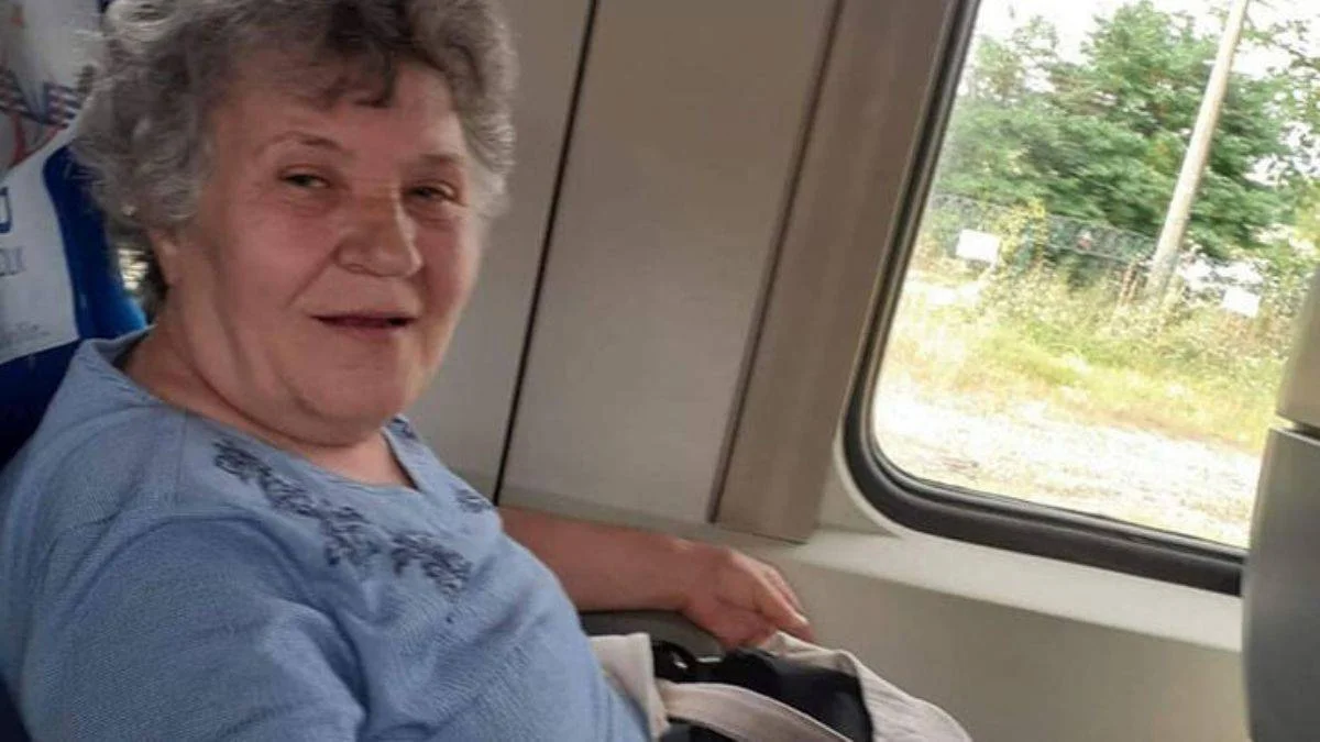 Annesini öldürüp 15 saat başında bekledi
