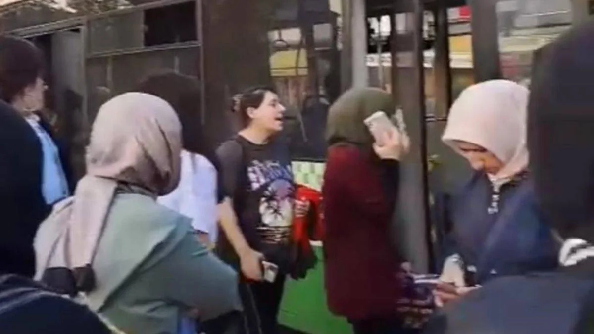'Çok konuştukları' için yolcuları indirip, yola devam etti