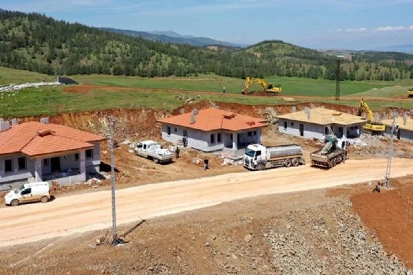 Deprem konutları yükseliyor! Afşin'deki köy evlerinin kış gelmeden bitirilmesi hedefleniyor