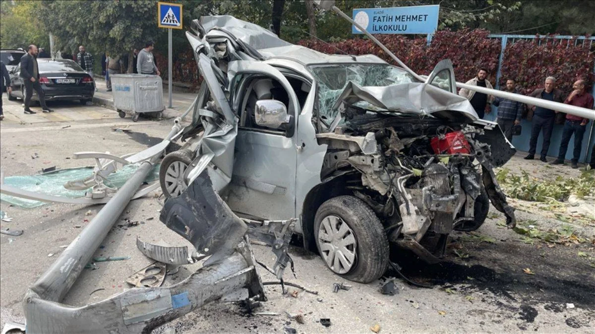 Elazığ'da kaza: 1 ölü, 20 yaralı