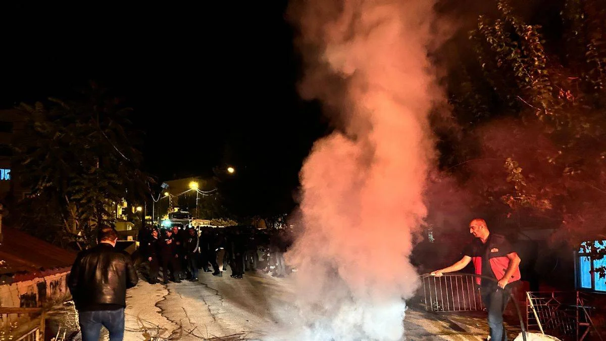 Elektrik kesintisine sinirlenip yolu kapattı