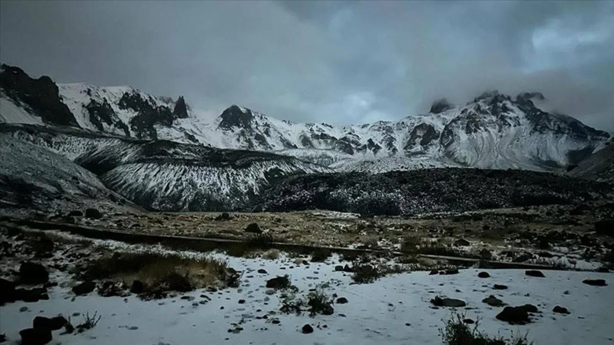 Erciyes'in zirvesine kar yağdı