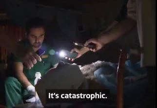 Gazze'de doktorlar telefon ışığında ameliyat yapıyor...