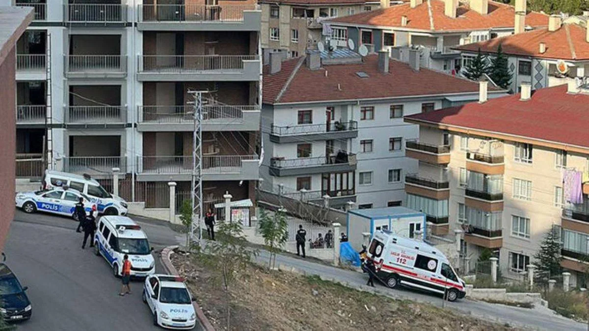 Genç kız, annesini bıçakla öldürüp intihar etti