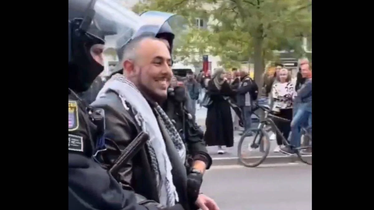 Gözaltılar sırasında gülümsediler