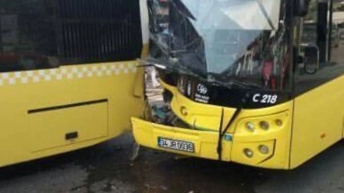 İETT'ye ait iki otobüs kaza yaptı