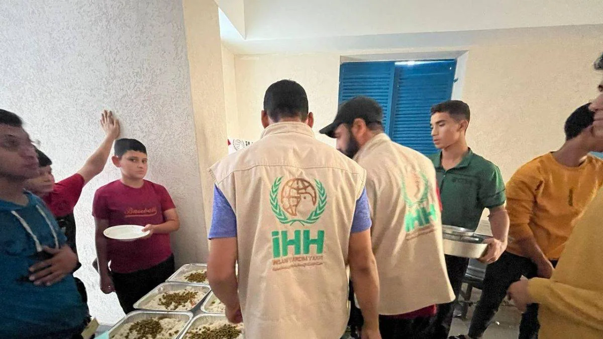 İHH, Gazze'de sıcak yemek dağıtımlarına devam ediyor