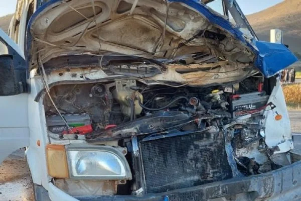 İşçi taşıyan minibüs yakıt tankerine çarptı: 15 yaralı