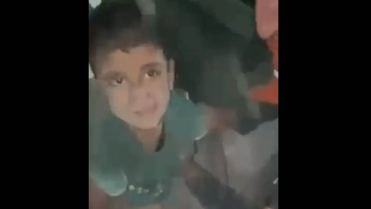 İsrail'in bombaladığı binanın enkazından Gazzeli çocuk sağ çıkartıldı