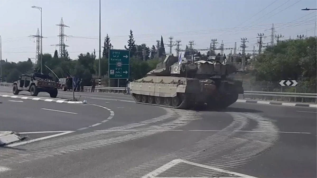İsrail tankları Gazze sınırına doğru ilerliyor