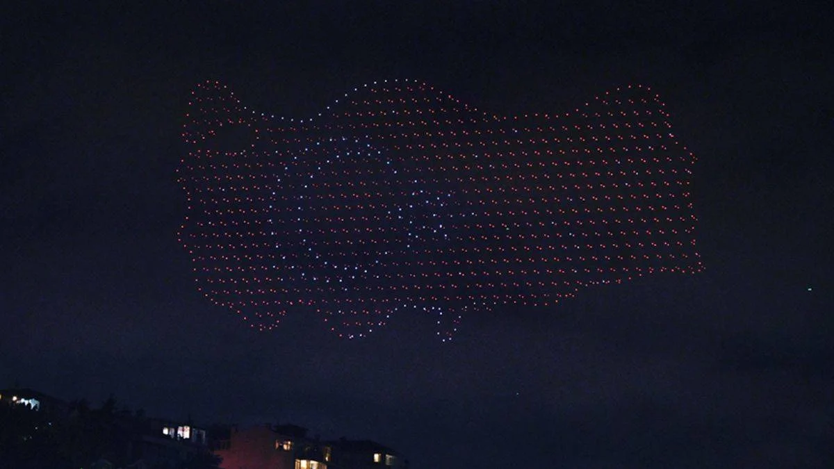 İstanbul Boğazı'nda 2023 dronla 100. yıl gösterisi