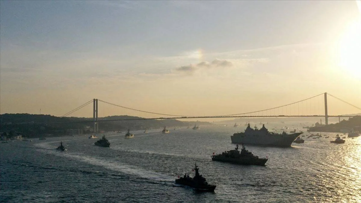 İstanbul Boğazı'nda Türk donanmasından Erdoğan'a Çimariva selamı