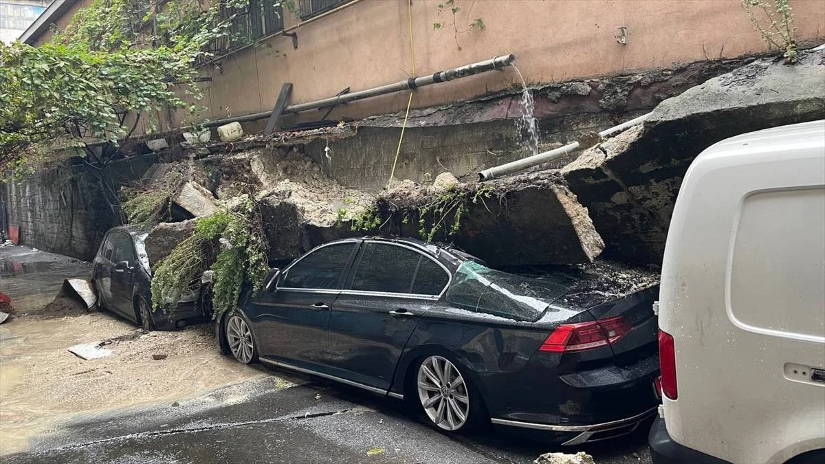 İstinat duvarı araçların üzerine düştü