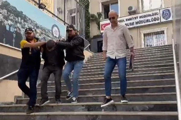 Kadıköy'de ''laf atma'' kavgasında kan döküldü: 1 ölü