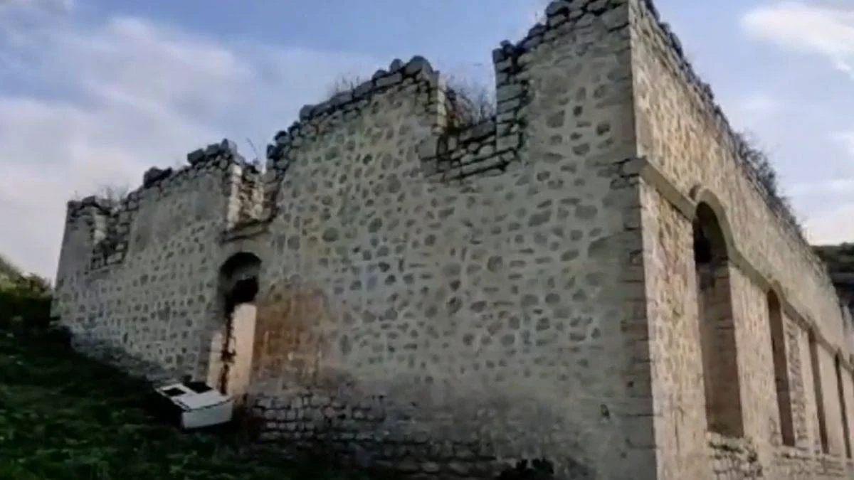 Karabağ'da bir caminin ahır olarak kullanıldığı ortaya çıktı