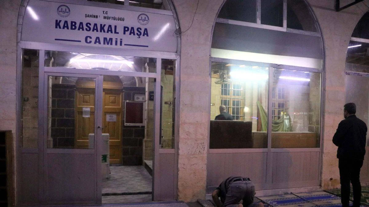 Küfrettiği için kendisini uyaran imamı bıçakla ağır yaraladı