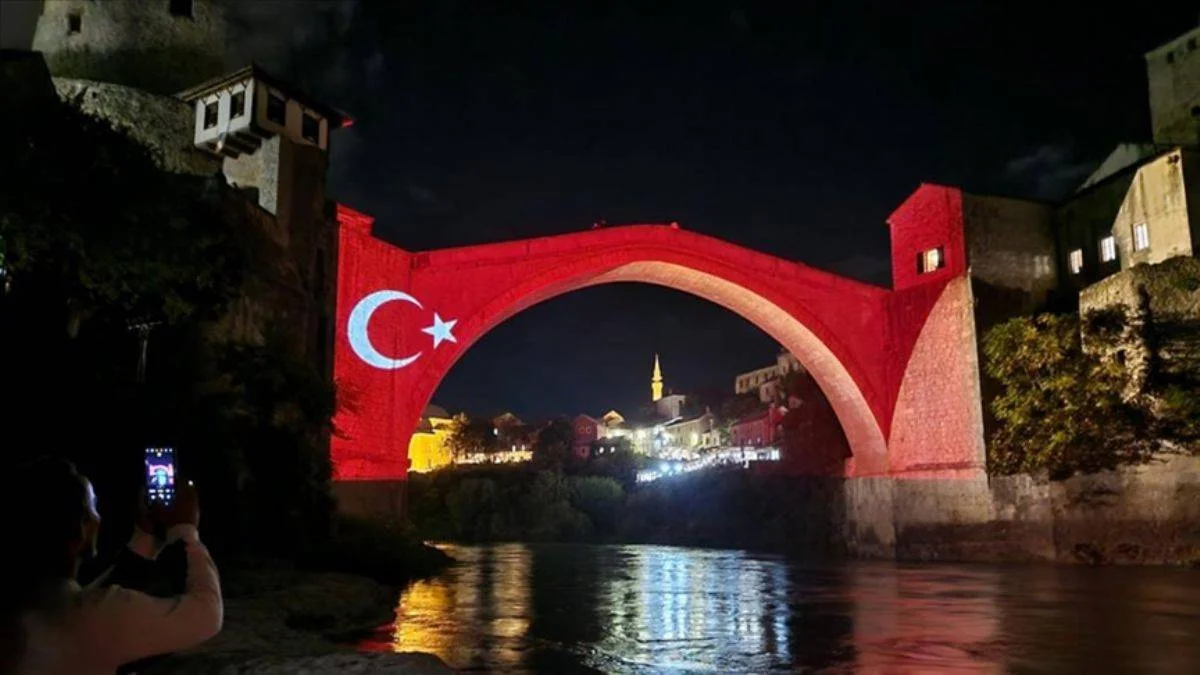 Mostar Köprüsü Türk bayrağının renklerine büründü