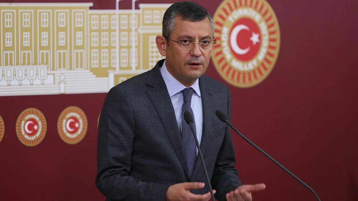 Özgür Özel CHP'deki görevini bıraktı