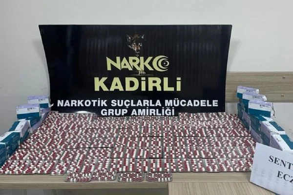 Polisin durdurduğu araçtan bin 680 uyuşturucu hap çıktı