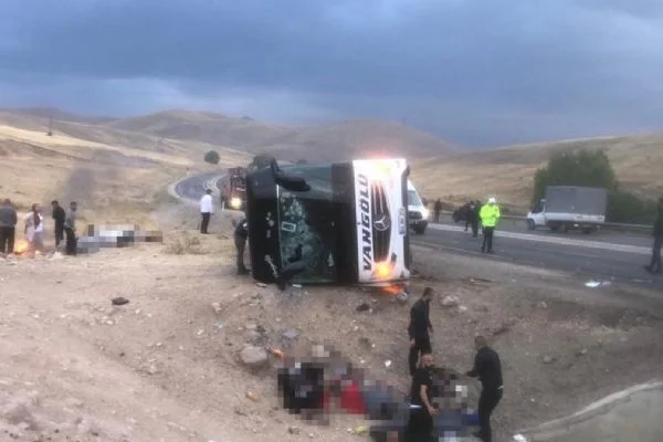 Sivas'ta otobüs kazası! Çok sayıda ölü ve yaralı var