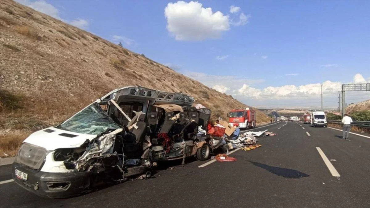 TAG Otoyolu'nda minibüs kazası; 5 ölü