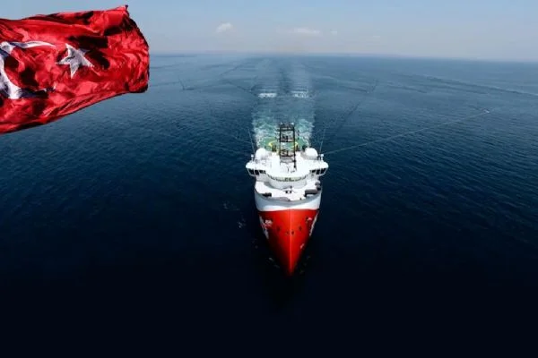Türkiye'nin denizlerdeki gözü kulağı! Türk buzkıranı bölgeyi karış karış arıyor